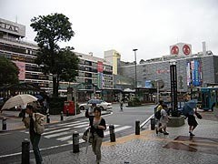 雨の横浜駅西口(14k) 
