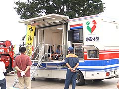 地震体験車(15k) 26日撮影